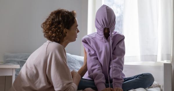 Отделът с книги за родителството в книжарниците се пука по