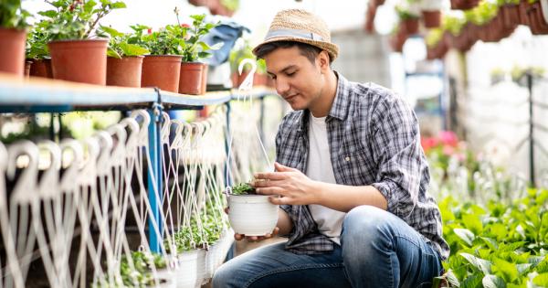 Мъж е в цветарски магазин за да избере цветя за