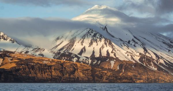 Три вулкана в планинската верига на Аляска на Алеутските острови