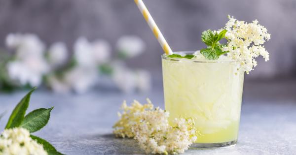 Освен че цветът от бял бъз е изключително красив и