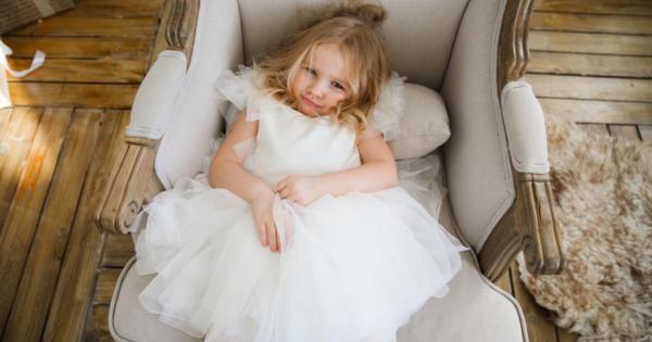 Детето обожава да стои голо в дома и изпада в