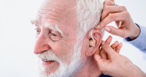 Доктор към възрастен пациент Дядо как е новият слухов апарат