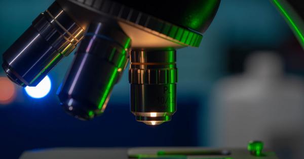 Американските учени Мунги Бавенди и Луис Брус и работещият в