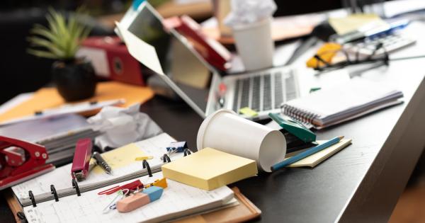 Разхвърляното или подреденото бюро е по добро за работната активност Десетки