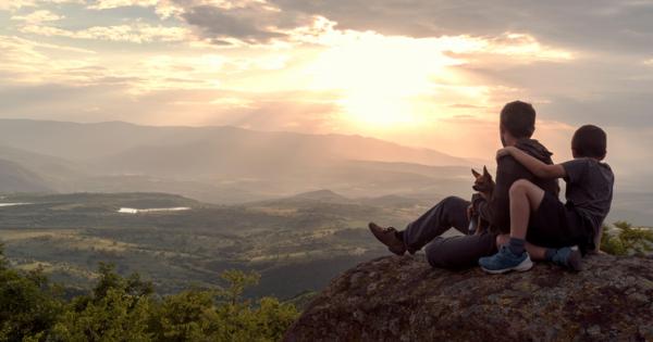Баща и син вървели из планината Внезапно момчето паднало ударило