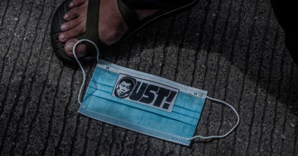 Президентът на Филипините Родриго Дутерте подхожда към ваксинационния процес в