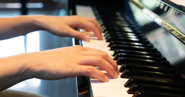 Свири млад пианист На първият ред в залата седи стар