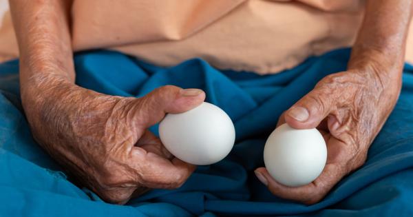 Тя го попита По колко ги даваш яйцата Дядото ѝ отговори