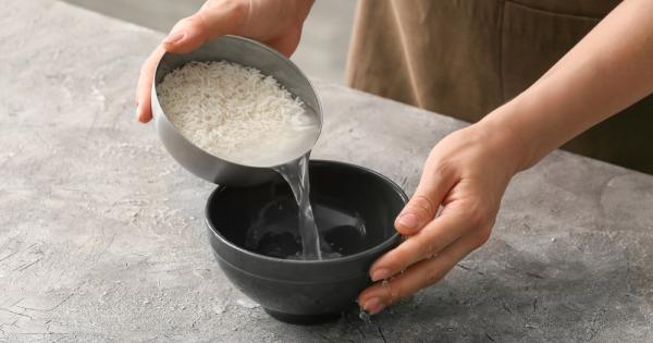 Винаги изливате водата с която измивате ориза Всъщност оризовата вода