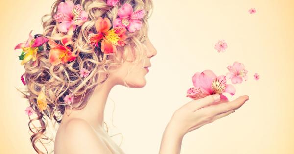 Толкова те дирих че земята
заприлича цялата
на теб
Толкова те исках че нарекох
с името