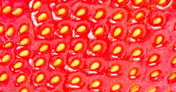 Потребител в X публикува видео на ягода погледната под микроскоп