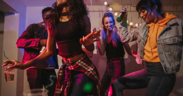 Хората които държат алкохолна напитка в ръка са възприемани от