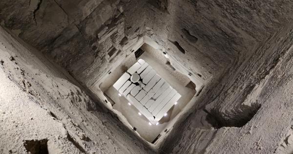 Египтолог твърди че след като отваря древноегипетска гробница развива мистериозно