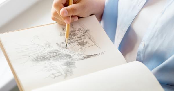 Преди да сложи молива в кутията майсторът на моливите го