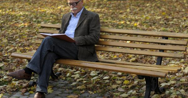 Млад мъж в парка се приближава до старец седнал на пейка Помните