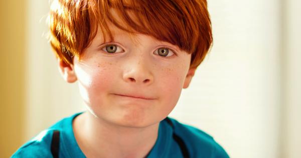 Няколко малки момчета се срещат с едно момиче за първи