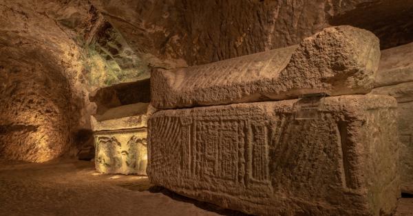 Саркофаг от червен гранит е открит в некропола Сакара южно