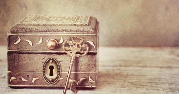 Синеокият мъж в скъп костюм се вглеждаше през прозореца на