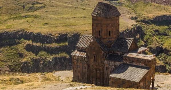 Експедиция от археолози историци архитекти и изкуствоведи както и студенти