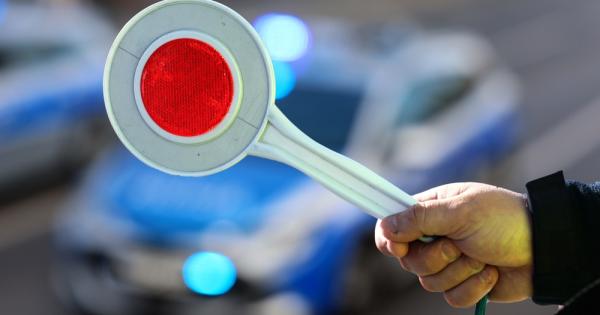 В кабинета на началника на КАТ нахлува млад катаджия