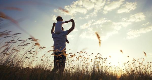 Наскоро стоейки на малка опашка наблюдавах майка и дъщеря на