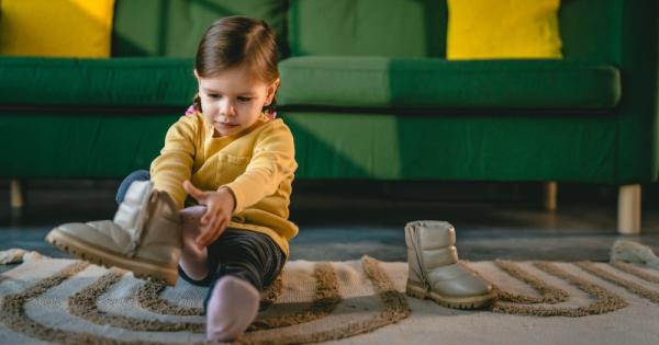 Обличането на бебето е удоволствие и забавление и за майката