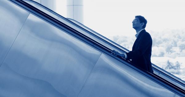 Двама мъже разговарят Вчера когато се разрази бурята висях два