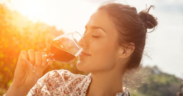 Жените на средна възраст които ядат много сладко и бял