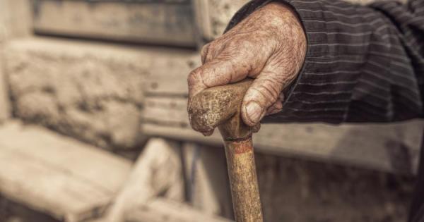 Край пътя седял един старец и го наблюдавал По едно