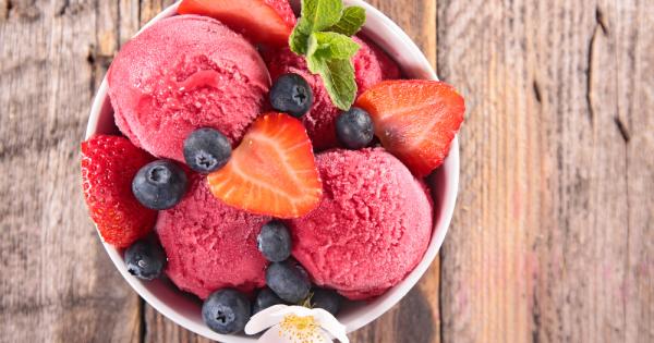 Приготвен само от плодове домашният сладолед е чудесен начин човек да