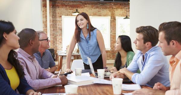 Шефът води нов работник на работното му място и се