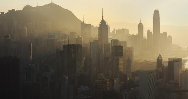 Лукас грабва бонбона от ръката на майка си и се