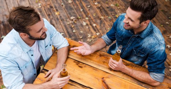 Двама приятели си говорят по мъжки Много си харесвам Марчето