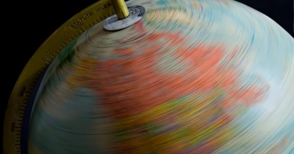 Земята се върти на изток така че Слънцето Луната и