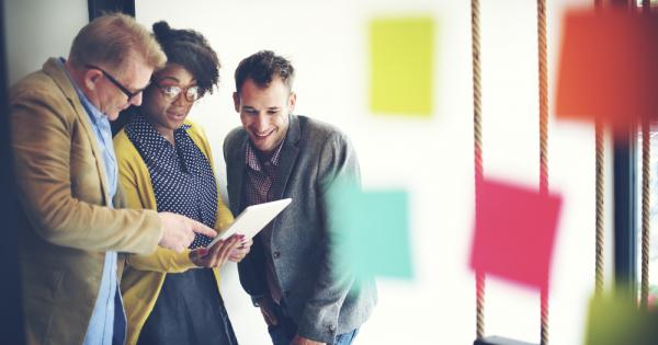 Споделянето на правилните аспекти от живота с колегите при това