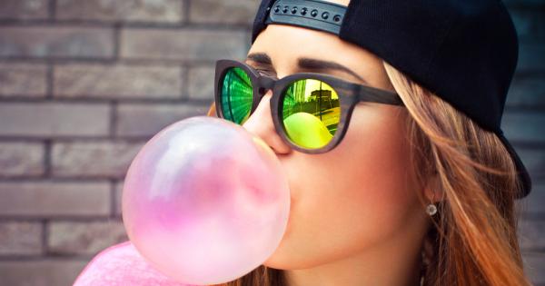 Всички деца се стремят да направят възможно най голям балон от