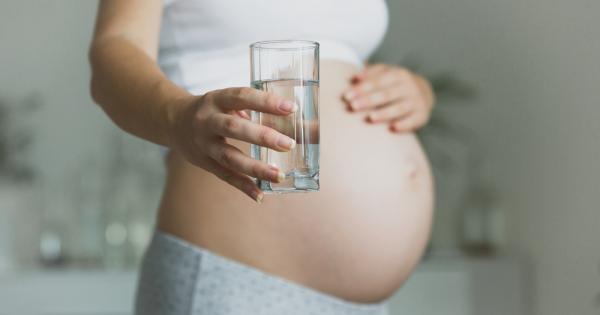 Правилната хидратация играе съществена роля по време на бременността за