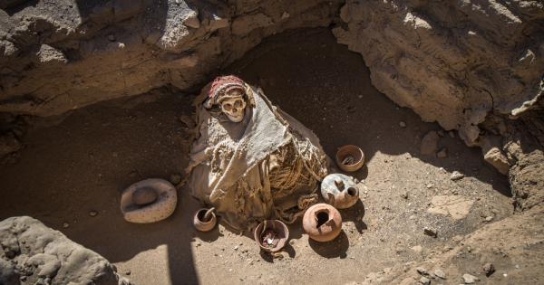 Перуански археолози откриха осем мумии в Лима на място, което