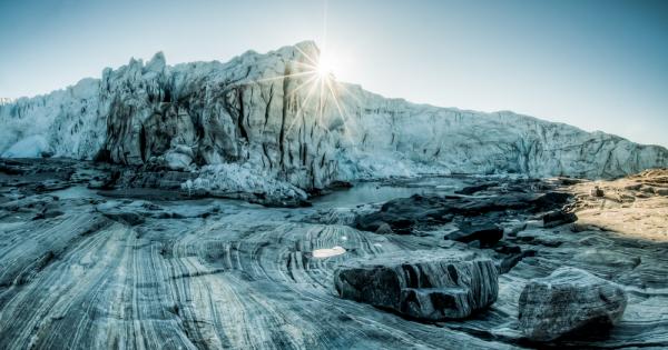 Гигантски кратер под ледената покривка на Гренландия е образуван преди цели