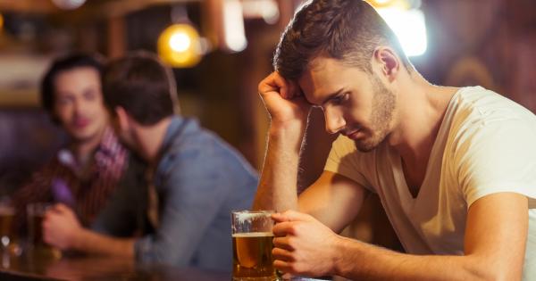 Моше седи тъжен в кръчмата Барманът се приближава до него