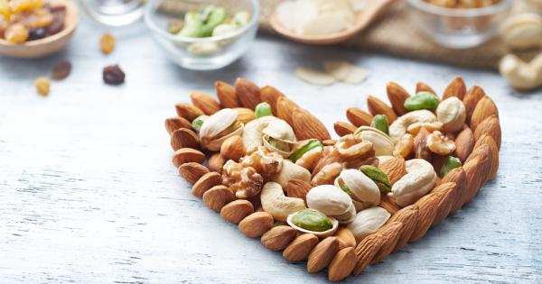 Бадеми лешници кашу орехи сусам със сигурност поне един