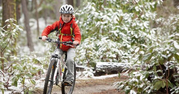 В затворените спортни зали и центрове в басейните и дори