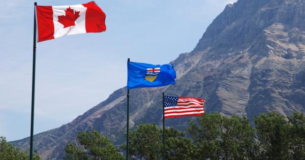 Двама души пътуващи от САЩ до Канада с фалшиви ваксинационни