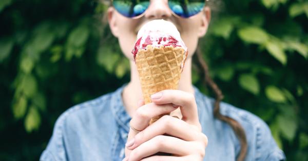 Пиенето на студена вода или яденето на сладолед облекчава главоболието