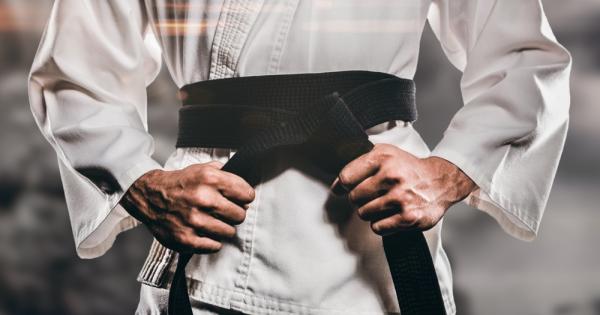 Представете си майстор на бойни изкуства коленичил пред своя сенсей