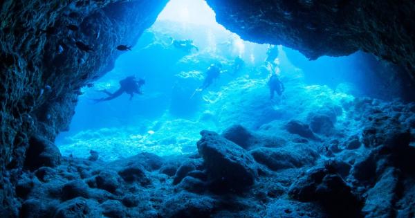 Пещерният гмурец Джил Хейнерт изучава скритите водни системи които преминават