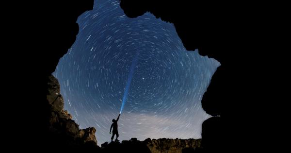 Тази вечер Орионидите метеорен поток образуван от опашката на знаменитата