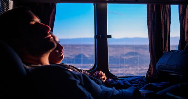 Една хонконгска автобусна компания предлага на преуморените граждани петчасова обиколка