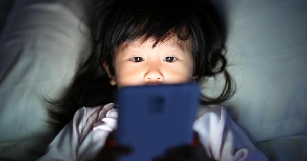 Мъниците прохождат със смартфон в ръка и се учат как