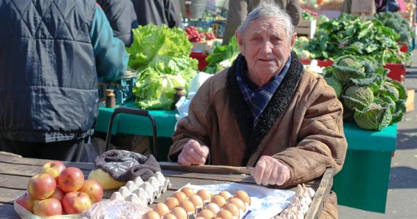 Тя го попита По колко ги даваш яйцата Старият ѝ отговори